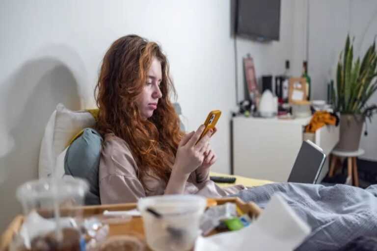 Bed rotting: Πόσο επικίνδυνο είναι να “σαπίζεις” όλη μέρα στο κρεβάτι;