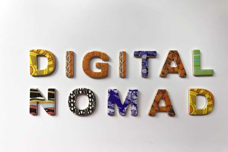 Digital nomads: Συμβουλές που πρέπει να ακολουθήσετε για να αποφύγετε δερματικά προβλήματα