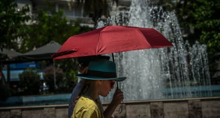 Καύσωνας: Σε νέο συναγερμό οι υγειονομικές υπηρεσίες στη χώρα μας εν μέσω ακραίας ζέστης