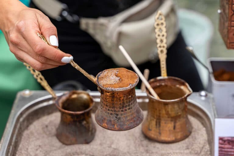 Ελληνικός καφές: Πώς μπορείτε να φτιάξετε έναν εξαιρετικό ελληνικό καφέ;