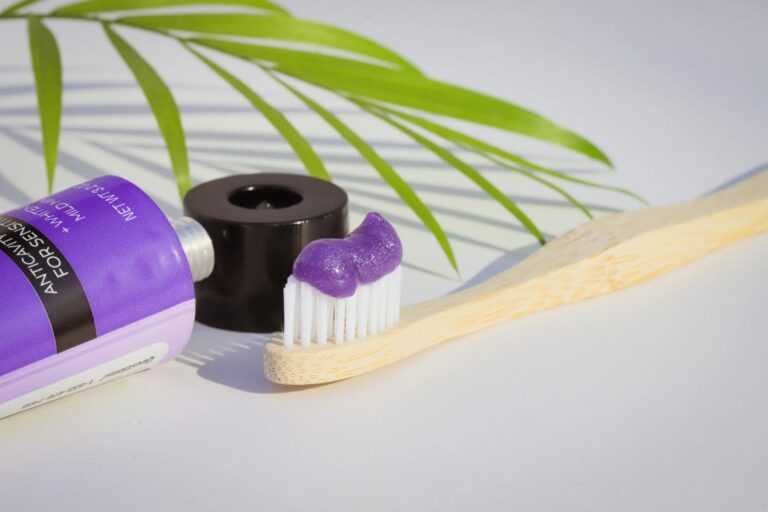 Μωβ οδοντόκρεμα: Μια πολύχρωμη επανάσταση στη λεύκανση των δοντιών