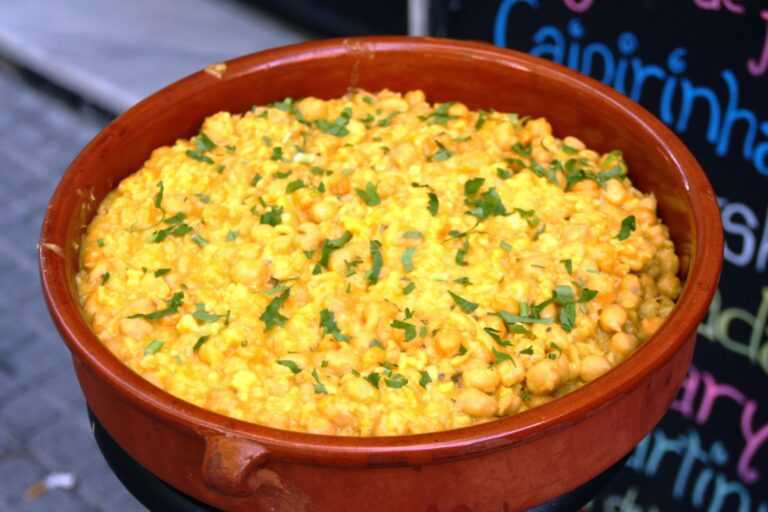 Garbanzos como Conejo: Κλασικά ισπανικά ρεβίθια με ρύζι