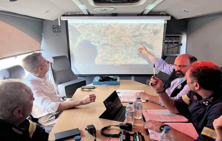 Έβρος Φωτιές: Σύσκεψη των αρμοδίων φορέων – Μήνυμα 112 για ετοιμότητα εκκένωσης σε κατοίκους δύο κοινοτήτων της Ροδόπης