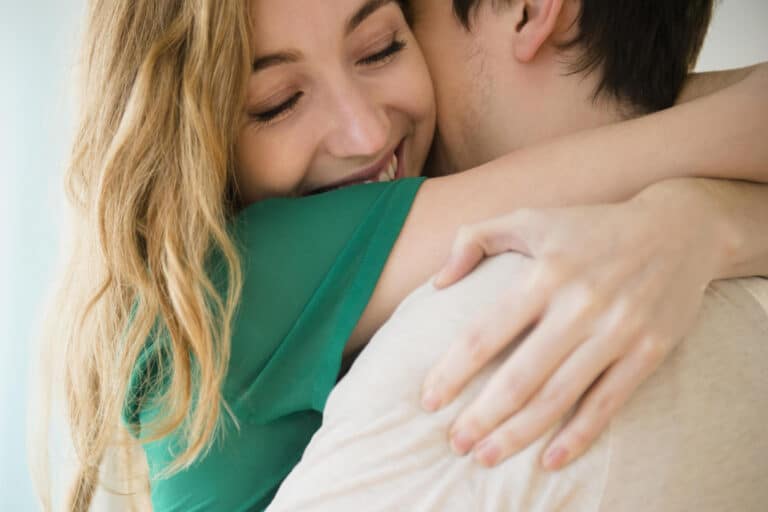 Αγκαλιά: Πώς η στέρηση της αγκαλιάς επηρεάζει την ζωή μας;