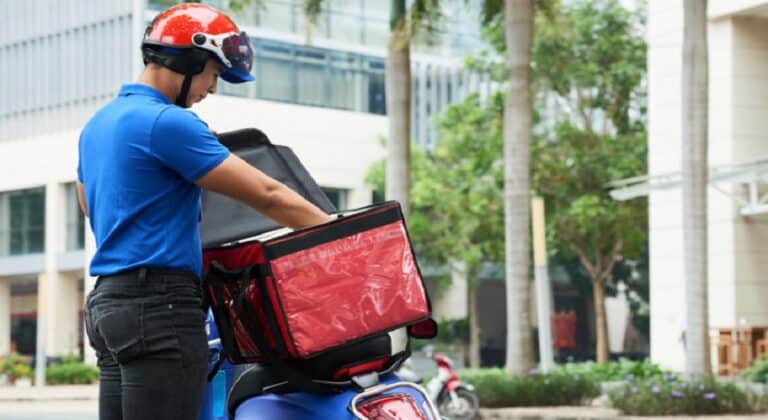 Delivery: Υπεγράφη ΚΥΑ για τη βελτίωση των συνθηκών εργασίας των διανομέων εστίασης