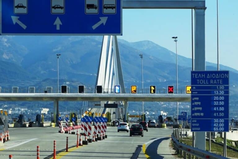 Εκδρομείς Αυγούστου: Ιδιαίτερα αυξημένη η κίνηση σε λιμάνια, ΚΤΕΛ και στα διόδια