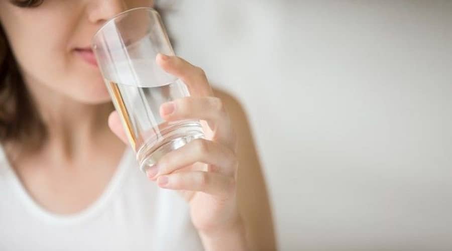 gynaika pinei nero mast