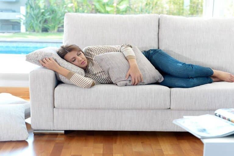 Ύπνος: Γιατί με παίρνει ο ύπνος στον καναπέ αλλά ξυπνάω όταν πάω για ύπνο;