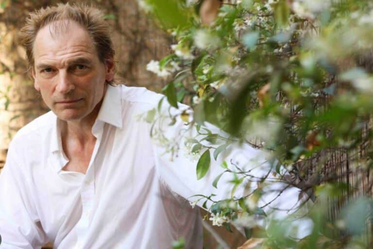 Julian Sands: Η σύζυγός του τον περιγράφει “ανήσυχο… τόσο καλλιτεχνικά όσο και γεωγραφικά”