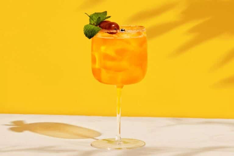 Κοκτέιλ κονιάκ: Ένα δροσιστικό κοκτέιλ με κονιάκ και σταφύλι