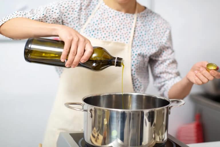 Λάδι φαγητό: Πόσο λάδι πρέπει να βάζουμε στο φαγητό μας;