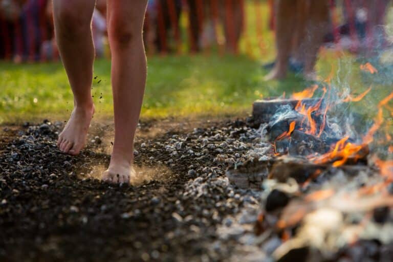 Περπάτημα φωτιά: Η επιστήμη πίσω από το περπάτημα επάνω σε κάρβουνα