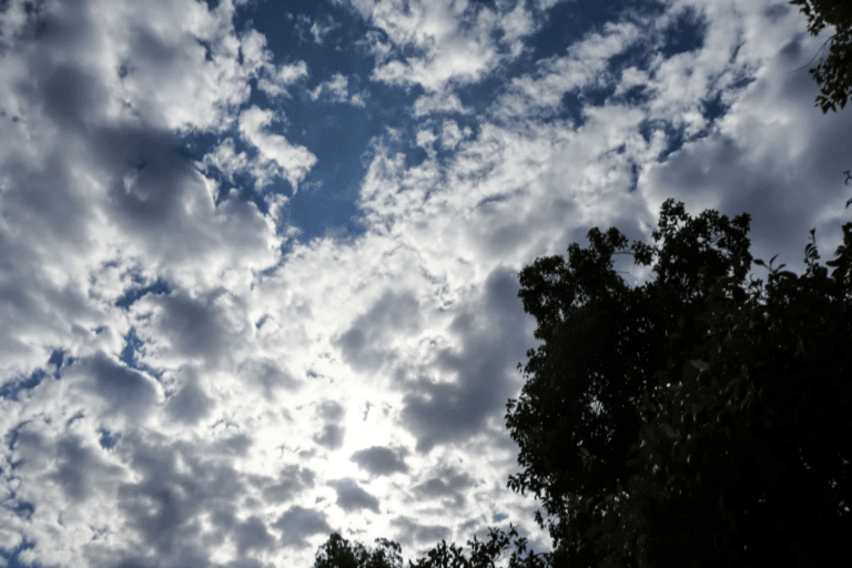 Καιρός 8/9: Άνοδος θερμοκρασίας με νεφώσεις και βροχοπτώσεις σήμερα