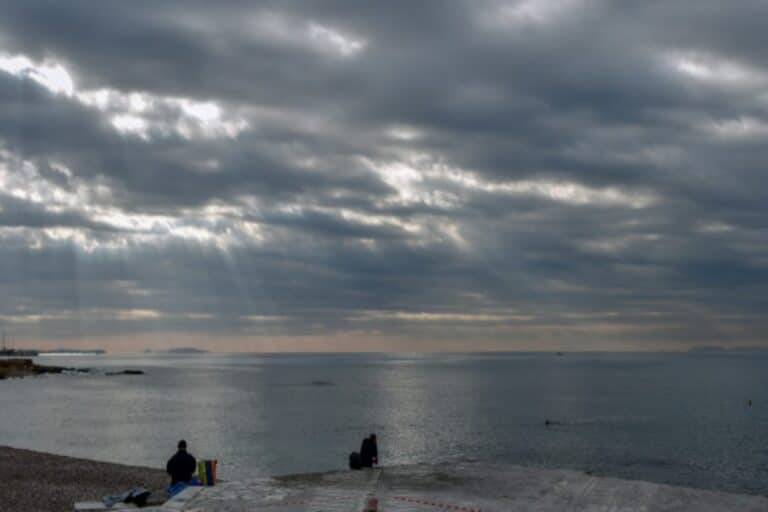 Καιρός 28/9: Άστατος καιρός με σποραδικές καταιγίδες και σήμερα