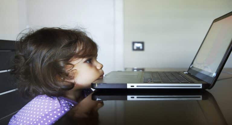 Τεχνολογία Παιδί: Ο παρατεταμένος χρόνος στην οθόνη σχετίζεται με καθυστερήσεις στην παιδική ανάπτυξη