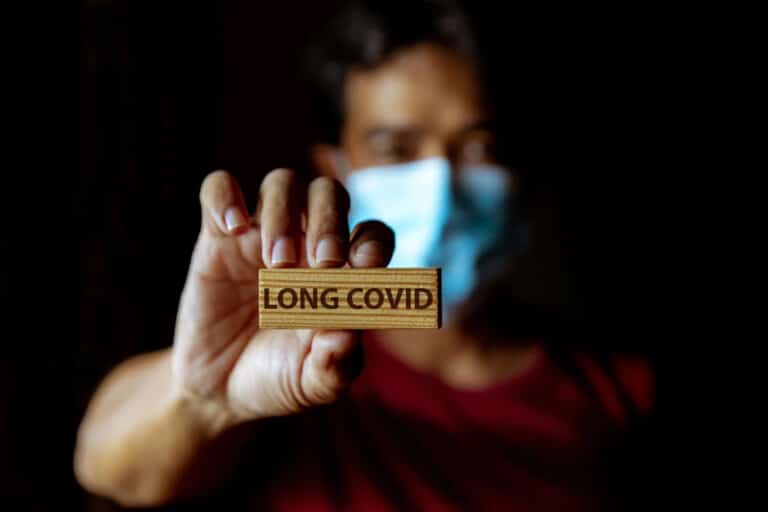 Covid-19: 1 στους 14 πολίτες των ΗΠΑ υποφέρουν από μακροχρόνιο Covid