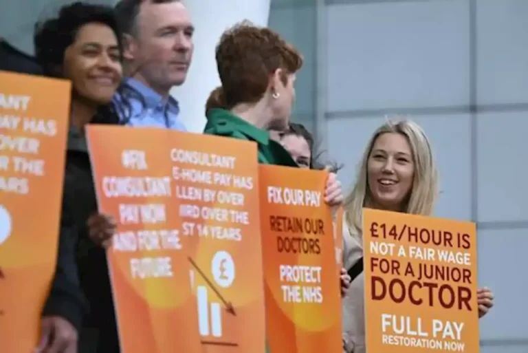 NHS Η.Β: Οι γιατροί στην Αγγλία ενισχύουν την απεργία για τις αμοιβές