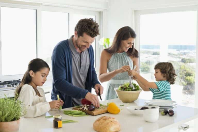 Διατροφή οικογένεια: 5 λάθη που κάνουν οι γονείς στη διατροφή των παιδιών