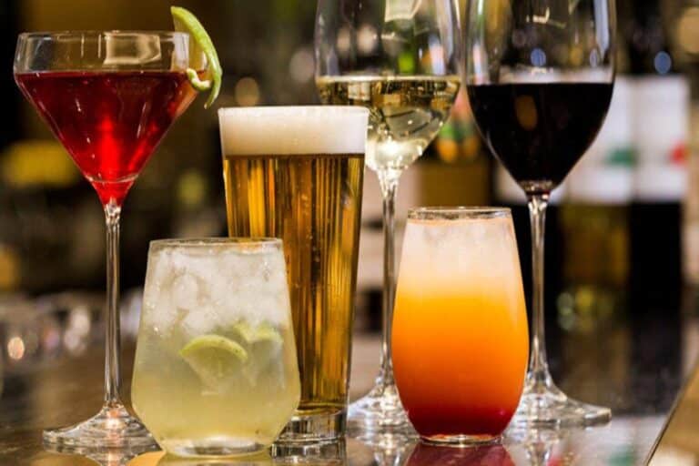 Ποτήρια ποτά: Ποιο ποτήρι να χρησιμοποιήσετε για κάθε ποτό;