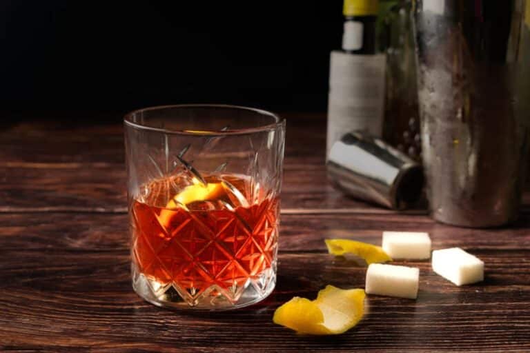 Sazerac: Το εμβληματικό κοκτέιλ της Νέας Ορλεάνης στο ποτήρι σας [vid]