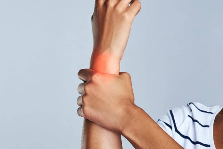 Ψωριασική αρθρίτιδα: Ποια είναι τα συμπτώματα της ψωριασικής αρθρίτιδας;