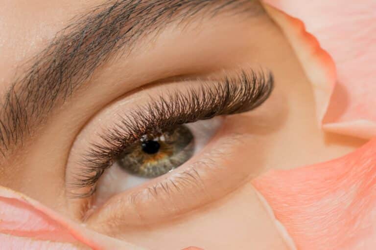 5 tips για να διαρκούν τα extension βλεφαρίδων σας περισσότερο
