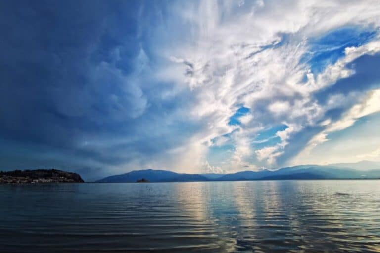 Καιρός 11/10: Πέφτει λίγο η θερμοκρασία στους 27 βαθμούς