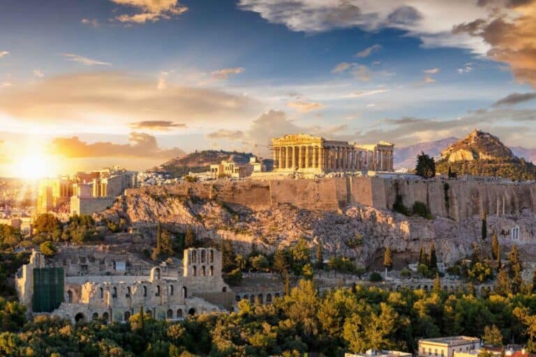 Η εβδομάδα ξεκινά με σχεδόν αίθριο καιρό και με λίγες νεφώσεις