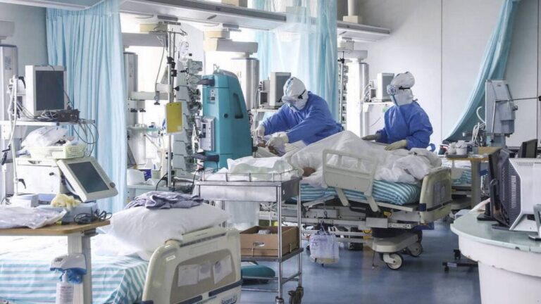 COVID-19: Ο κίνδυνος εισαγωγής και θανάτου από τη νόσο είναι χαμηλός, αλλά οι ηλικιωμένοι παραμένουν ευάλωτοι
