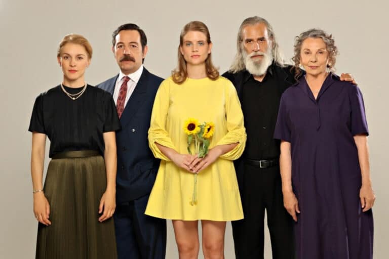 Η παραλία 16/10: Ο Διονύσης έχει αντίρρηση με τη σχέση της Υπατίας και του γιατρού