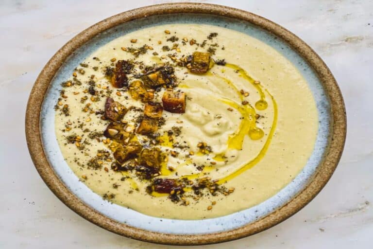 Vegan κρεμώδης σούπα ταχίνι με μανιτάρια και λευκά φασόλια