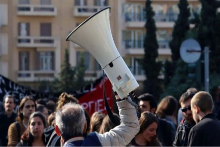 Υγειονομικοί: Συγκέντρωση διαμαρτυρίας των υγειονομικών έξω από το Υπουργείο Υγείας