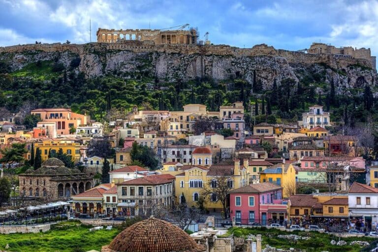 Μικρή άνοδος της θερμοκρασίας και λίγες τοπικές νεφώσεις