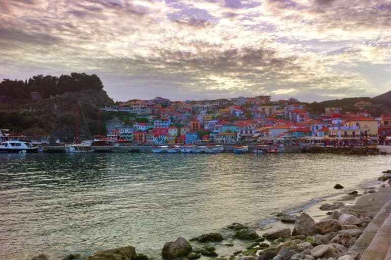 Καιρός 24/11: Νεφώσεις παροδικά αυξημένες με τοπικές βροχές