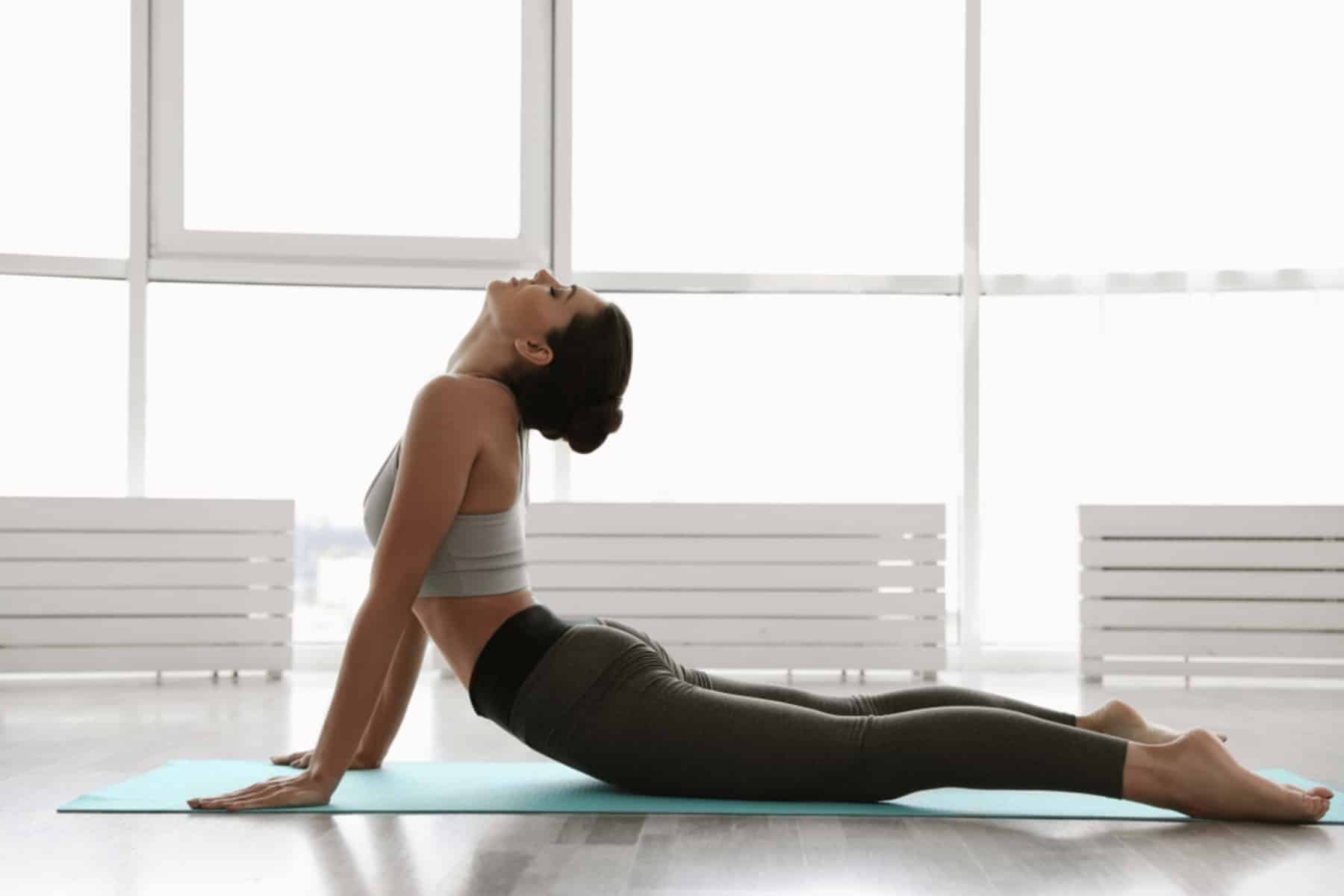 yoga poza cobra 1