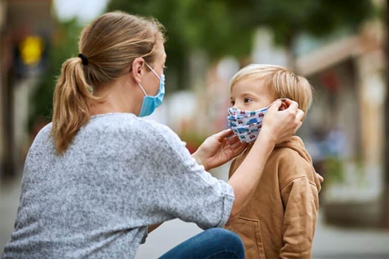 Επιτροπή εμπειρογνωμόνων: Σύσταση μάσκας σε κλειστούς χώρους και ΜΜΜ