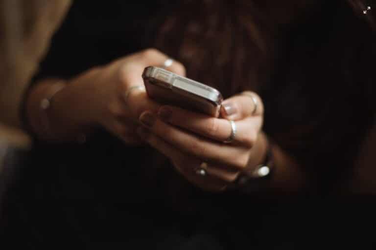 Panic button: Δεν πρόλαβε να πατήσει το panic button 43χρονη από τη Σαλαμίνα