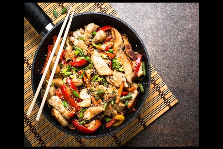 Stir fry: Γρήγορη και εύκολη συνταγή για τηγανητό κοτόπουλο και λαχανικά