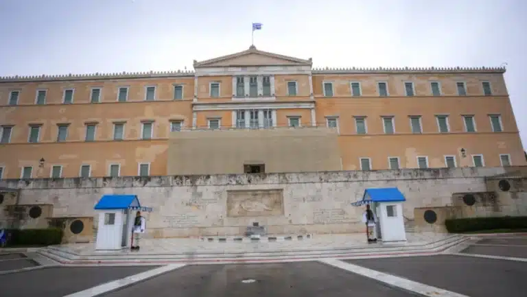 Προϋπολογισμός 2026: Ανάπτυξη 2,4%, πλεονάσματα και παροχές 1,7 δισ. ευρώ