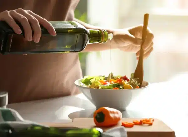 pour extra virgin olive oil vegetable salad e1678631967235