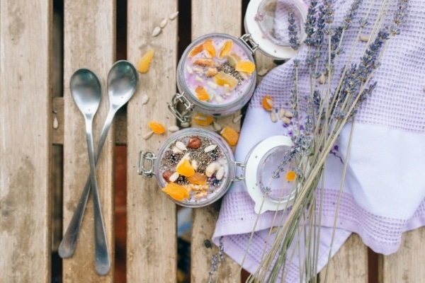 Overnight Oats με σπόρους Chia και φρούτα