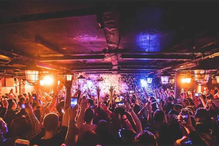 Επιχείρηση «Νυχτερινός Ποιμήν»: Συλλήψεις από την ΕΛ.ΑΣ. για την παρουσία ανηλίκων σε μπαρ – Παρέμβαση του Υπουργού Υγείας