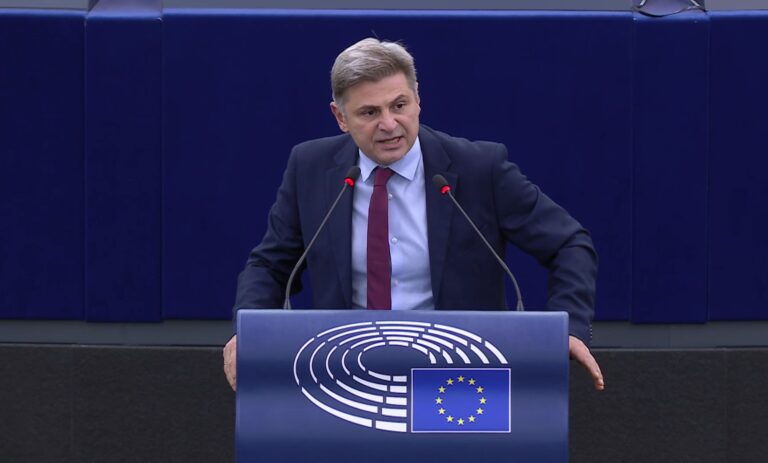 Φαραντούρης κατά ηγεσίας ΣΥΡΙΖΑ – “Αβάσιμες” οι διαδικασίες διαγραφής του – Δεν παραδίδει την έδρα του ως Ευρωβουλευτής