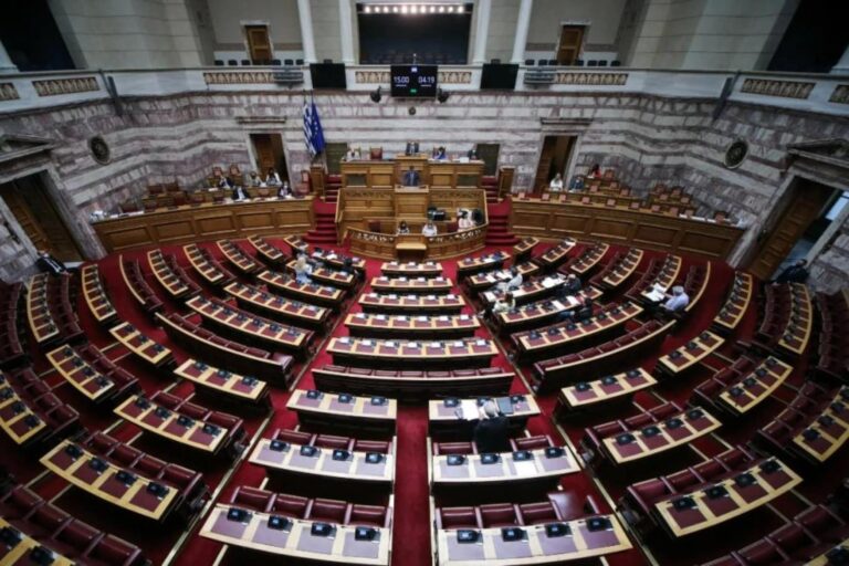 Βουλή: Ένταση και υψηλοί τόνοι σε νέα πολιτική αντιπαράθεση