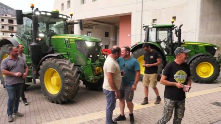 Αγροτικές κινητοποιήσεις: Εορταστική ανάπαυλα με τα τρακτέρ στην άκρη, αλλά η ένταση παραμένει