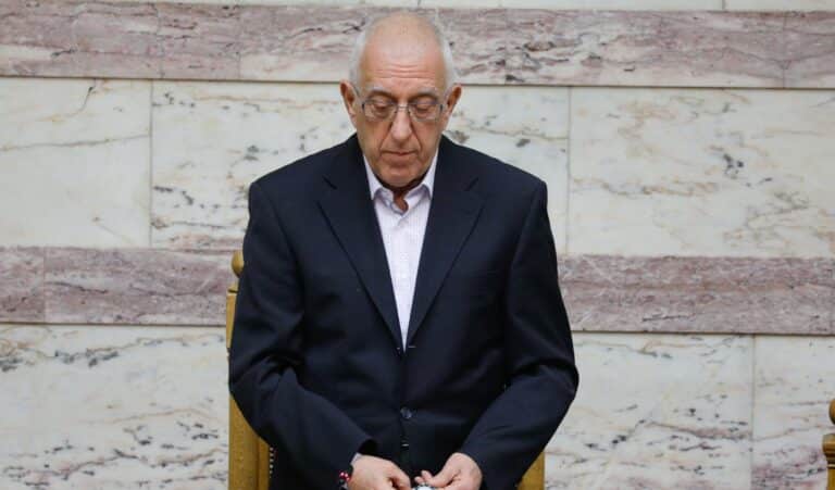 Κακλαμάνης: Εισήγηση για περιορισμό των ζωντανών μεταδόσεων στις Εξεταστικές Επιτροπές. Άμεση και αιχμηρή η αντίδραση Κουμουνδούρου