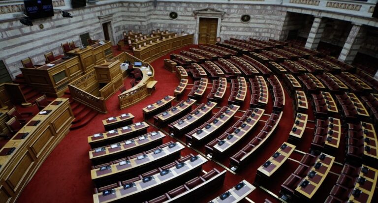 Ακρίβεια στο επίκεντρο: Σφοδρή πολιτική σύγκρουση για τα μέτρα στήριξης