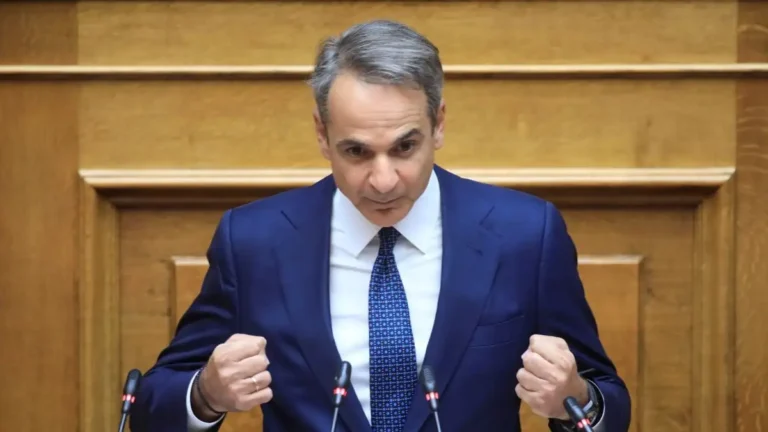 Σφοδρή σύγκρουση στη Βουλή: Μητσοτάκης «καρφώνει» το ΠΑΣΟΚ