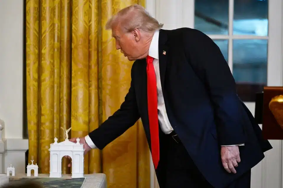 trump lefkos oikos 3.jpg