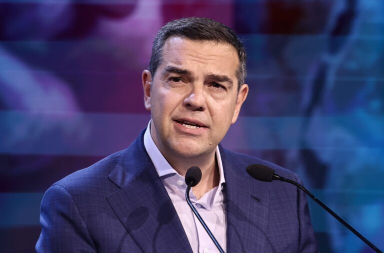 Τσίπρας από Λάρισα: «Να βάλουμε πανιά για την Ιθάκη» και νέα προοδευτική ανατροπή